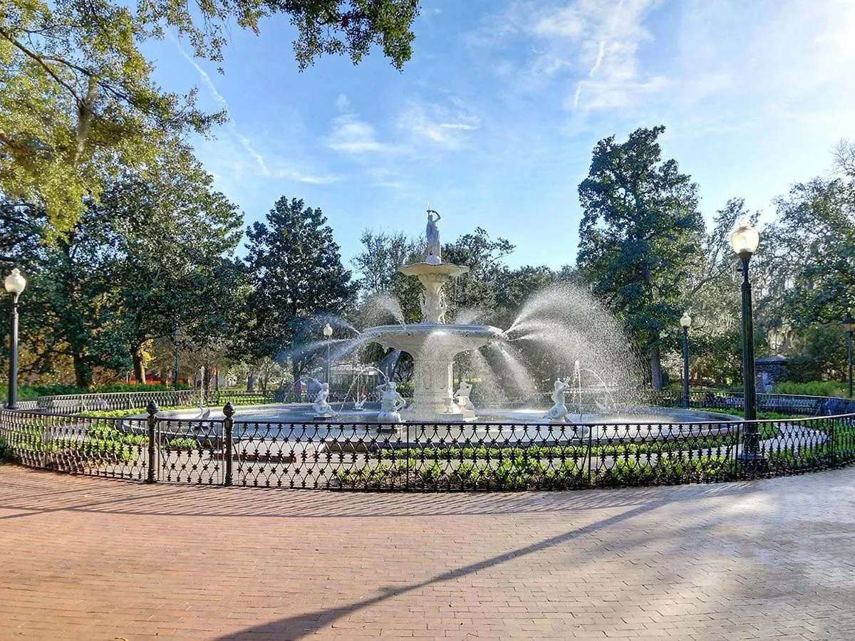 Comfortable Executive Rental By The Park Heated Pool Access 1393 Savannah