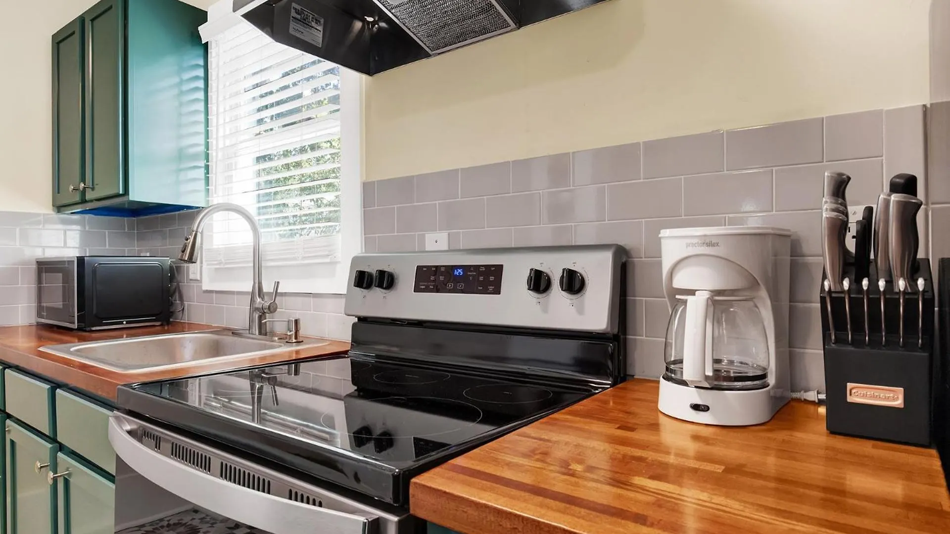 Comfortable Executive Rental By The Park Heated Pool Access 1393 Savannah 0*,