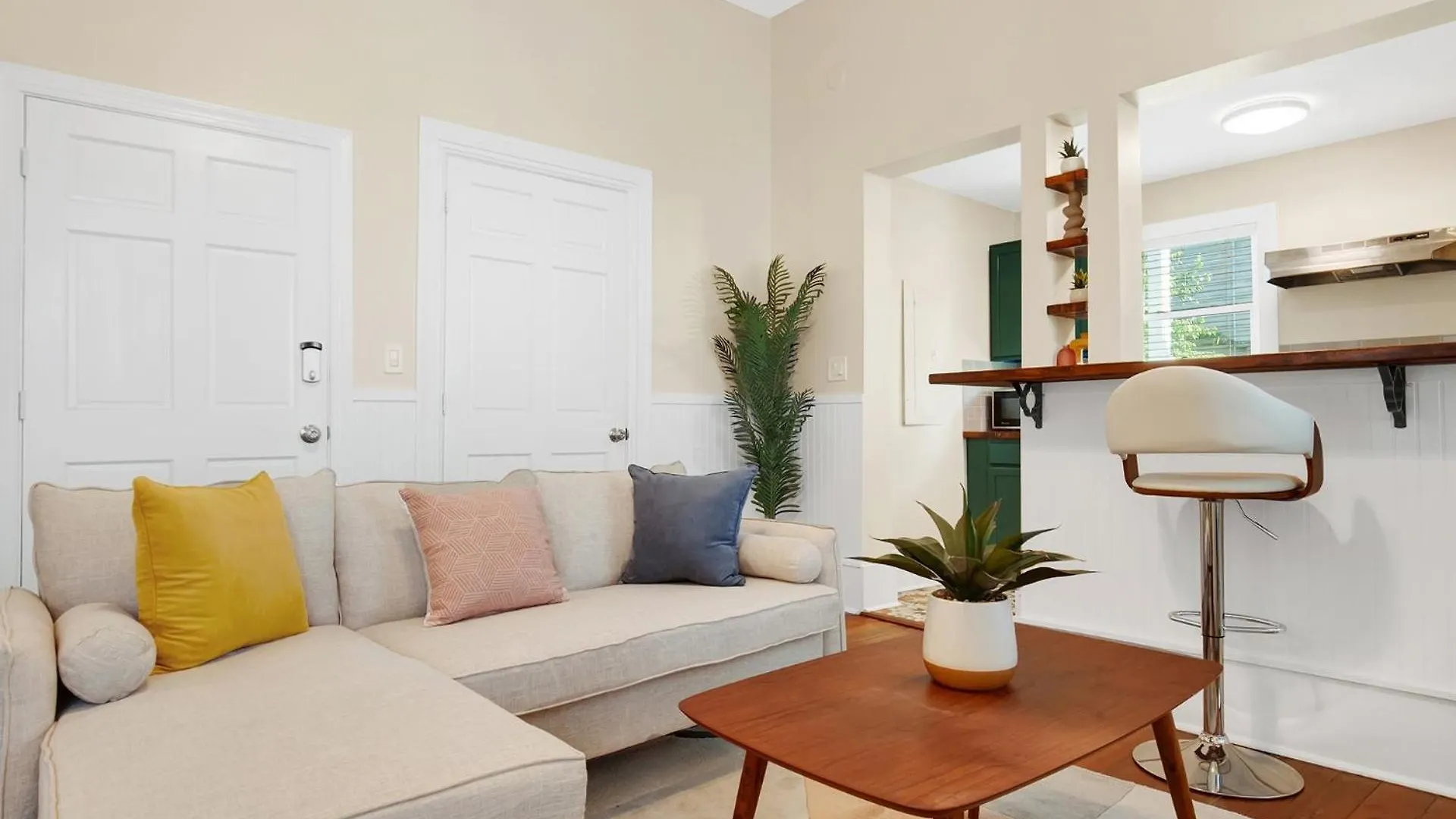 Comfortable Executive Rental By The Park Heated Pool Access 1393 Savannah